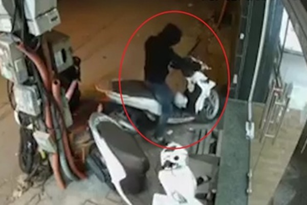 Trộm xe trong 10 giây trước cửa hàng tiện lợi ở TP.HCM-1