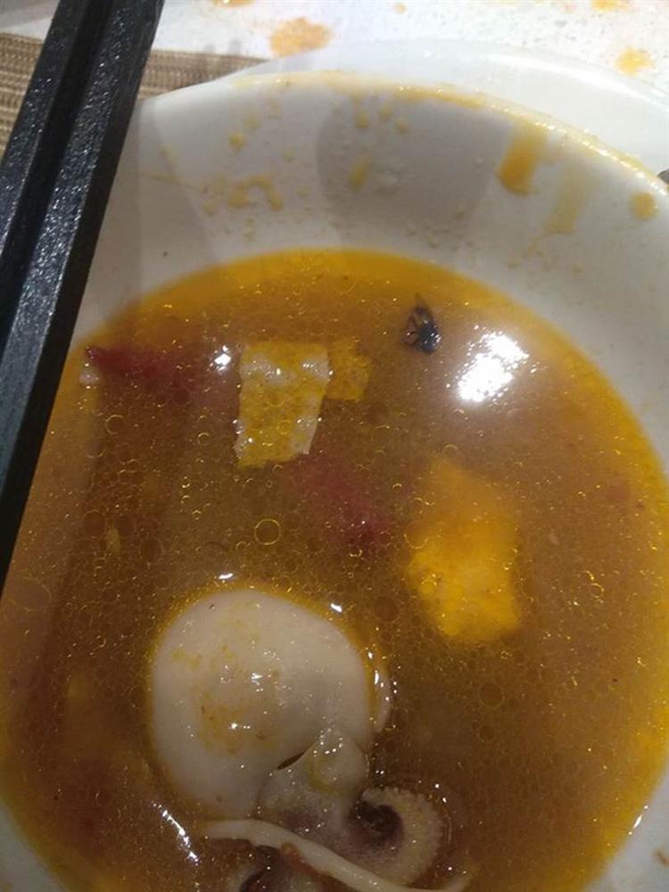 Đi ăn nhà hàng nổi tiếng, thực khách hết hồn khi được khuyến mại... nguyên con ruồi, nhưng thái độ của nhân viên còn gây bức xúc hơn-3
