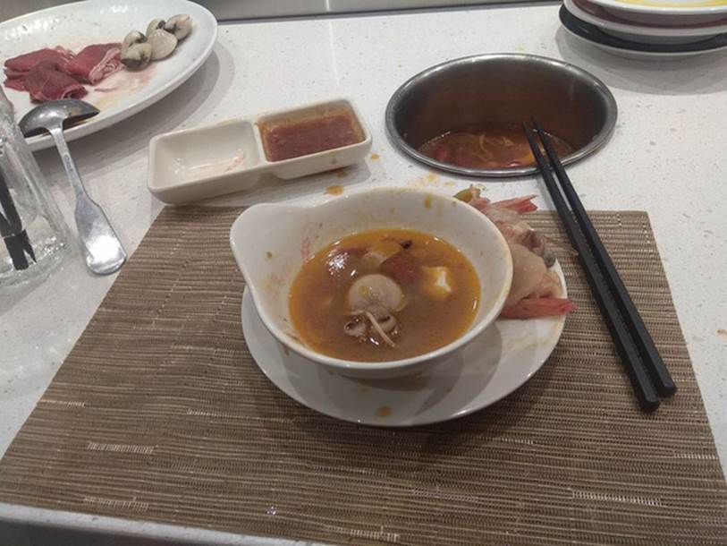 Đi ăn nhà hàng nổi tiếng, thực khách hết hồn khi được khuyến mại... nguyên con ruồi, nhưng thái độ của nhân viên còn gây bức xúc hơn-4