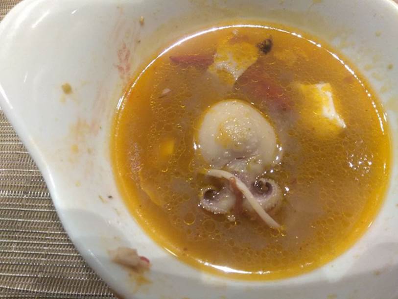 Đi ăn nhà hàng nổi tiếng, thực khách hết hồn khi được khuyến mại... nguyên con ruồi, nhưng thái độ của nhân viên còn gây bức xúc hơn-5