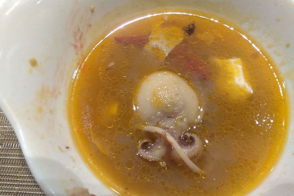 Cô gái bức xúc vì đi ăn lẩu ở nhà hàng nổi tiếng bị nhân viên thái độ” thối gần 500k bằng xấp tiền lẻ, ai ngờ dân mạng lại chỉ ra điểm không thể chấp nhận được-3