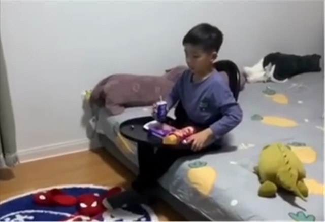 Con trai muốn vừa ăn vừa xem tivi, ông bố nghĩ ra cách sáng tạo tới mức bá đạo khiến mọi người ôm bụng cười-1