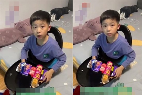 Con trai muốn vừa ăn vừa xem tivi, ông bố nghĩ ra cách sáng tạo tới mức bá đạo khiến mọi người ôm bụng cười