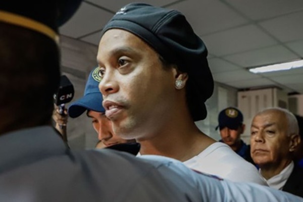 Huyền thoại Ronaldinho sống sung sướng trong tù: Thoải mái uống rượu, được bạn tù săn đón xin chữ ký-5