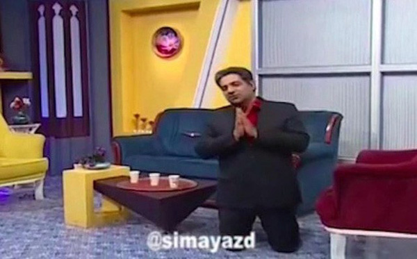 Corona bùng phát, MC Iran bất ngờ quỳ gối, chắp tay cầu xin người dân: Làm ơn hãy nghe tôi, xin hãy ở trong nhà!-1