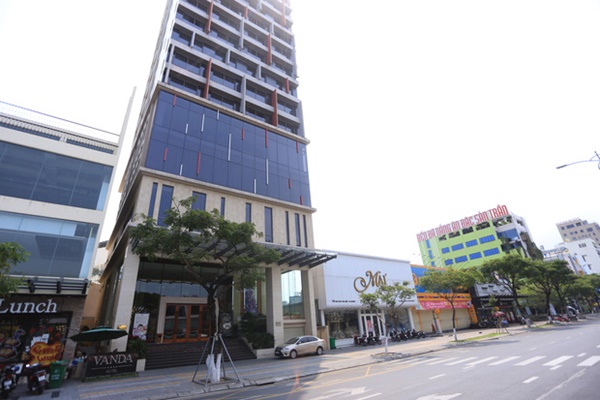 PGĐ Sở Y tế Đà Nẵng: Nữ nhân viên Điện Máy Xanh nhiễm Covid-19 đã kéo khẩu trang xuống khi tư vấn cho 2 du khách Anh-3