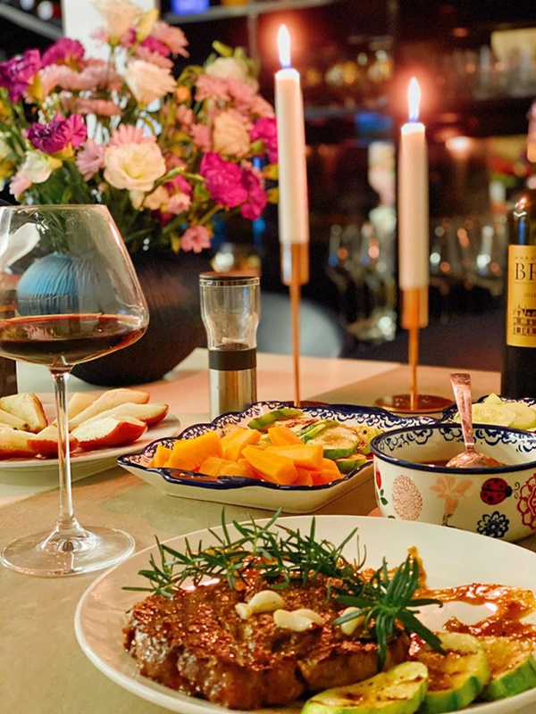 Bà xã Shark Hưng khoe mâm cơm tối sang chảnh do chồng tự làm khiến chị em phát hờn-4