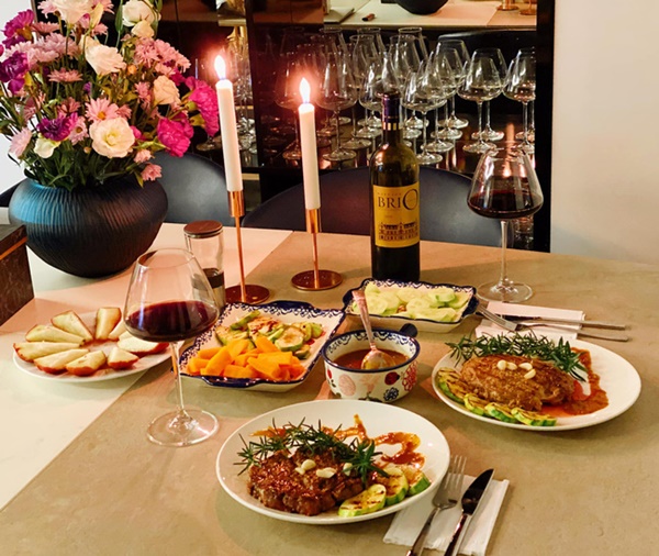 Bà xã Shark Hưng khoe mâm cơm tối sang chảnh do chồng tự làm khiến chị em phát hờn-5