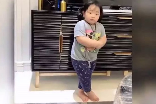 Bị phạt vì đánh nhau với chị, nhóc Cá nhà Ngọc Mon phản ứng tỉnh bơ khiến bố mẹ