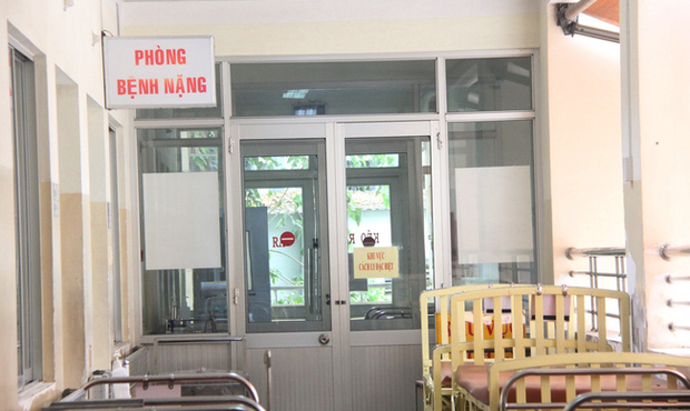 Nữ bệnh nhân thứ 32 trở về từ Anh bằng chuyên cơ riêng hiện đã hết sốt, ăn uống được và sinh hiệu tạm ổn-1