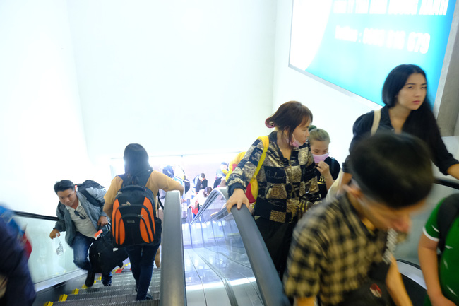 TP.HCM khẩn trương truy tìm hành khách trên chuyến bay VN0054 có người nhiễm Covid-19 biệt tích suốt 4 ngày qua-2