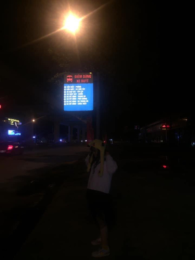 Có bồ chưa chắc đã sướng: Nhờ chụp ảnh kiểu gì cũng nghiêng bên nọ lệch bên kia, ngoài mặt mờ ra thì chỗ nào cũng nét-1