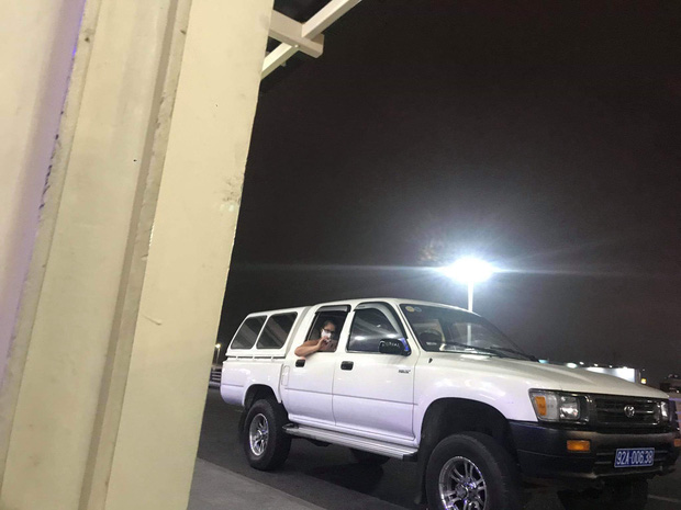 4 du khách nước ngoài trong diện cách ly lại bất ngờ được 2 ô tô biển số Quảng Nam đưa ra sân bay Đà Nẵng-1