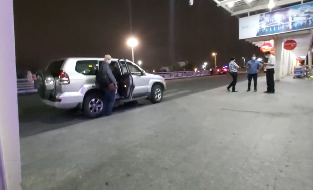 4 du khách nước ngoài trong diện cách ly lại bất ngờ được 2 ô tô biển số Quảng Nam đưa ra sân bay Đà Nẵng-2