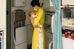 Phía sau hình ảnh xúc động về nữ tiếp viên hàng không ẵm cháu bé trên chuyến bay về nước tránh dịch: Khi bế con ru con ngủ mình cảm nhận được nỗi niềm người mẹ-6