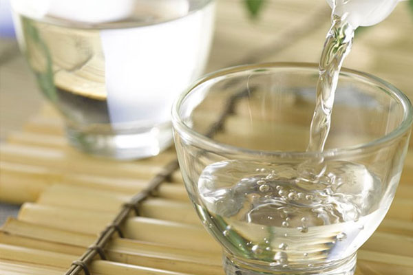 Đặt 1 ly rượu trong nhà vệ sinh, bạn sẽ nhận được lợi ích bất ngờ-2