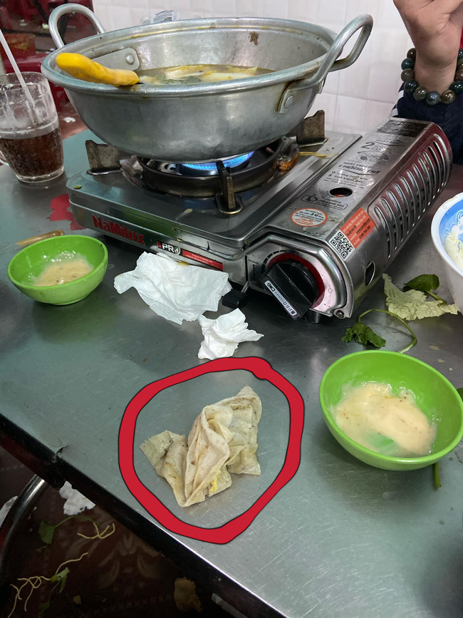 Đi ăn nhà hàng, cô gái hãi hùng khi gắp phải miếng... khăn giấy ướt vớt ra từ nồi lẩu-3
