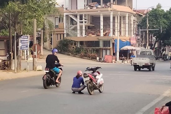 Người phụ nữ nhảy xuống xe ngồi giữa đường, rồi có hành động khiến ai đi qua cũng thắc mắc