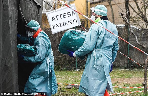 Thảm cảnh với y bác sĩ Vũ Hán tái diễn ở Italy: Nhân viên y tế tím mặt vì đeo khẩu trang, ngủ gục trên bàn vì kiệt sức-6