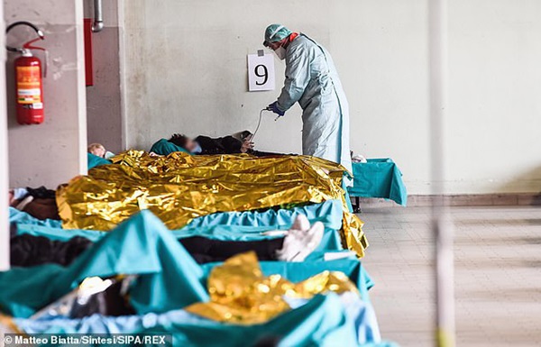 Thảm cảnh với y bác sĩ Vũ Hán tái diễn ở Italy: Nhân viên y tế tím mặt vì đeo khẩu trang, ngủ gục trên bàn vì kiệt sức-9