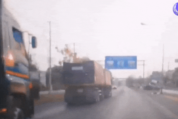 Xe container chở 15 tấn cà chua bị lật vì tài xế để bạn gái lái