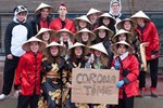 Trường học Bỉ xin lỗi vì bức ảnh đội nón lá, giơ biển virus corona-3