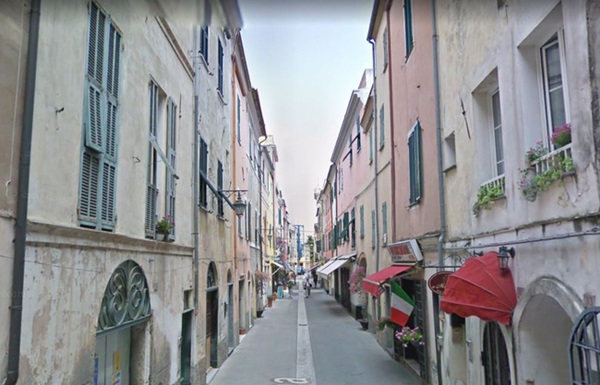 Bị mắc kẹt trong nhà với thi thể chị gái tử vong vì Covid-19 suốt 2 ngày liền, nam diễn viên người Ý lên Facebook cầu cứu sự giúp đỡ-3