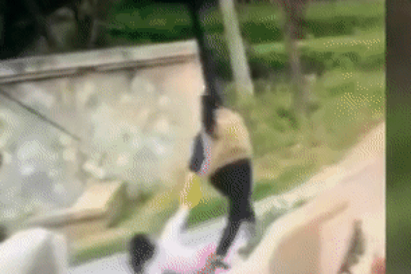 Hình ảnh bà nội kéo lê đứa trẻ hàng xóm hơn 10 mét vì ăn hiếp cháu đích tôn gây phẫn nộ, hai gia đình không thể hòa giải