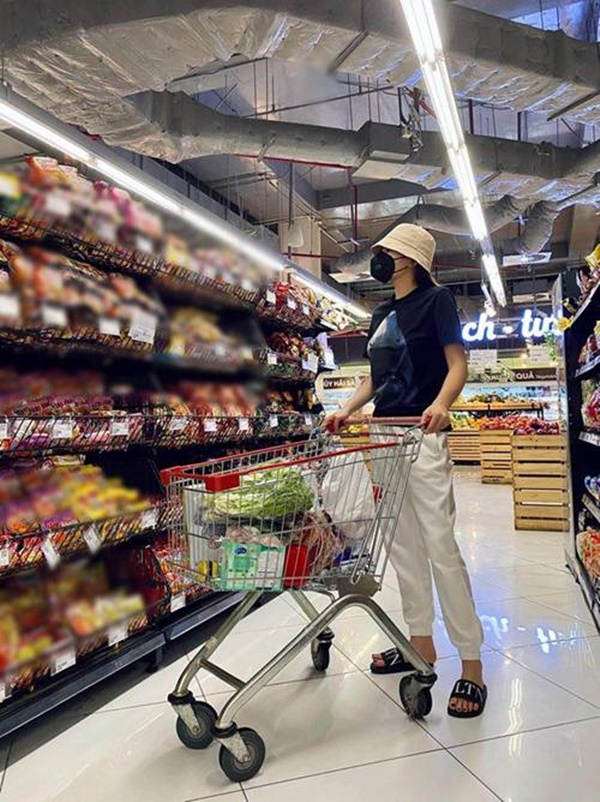 Kỳ Duyên và người tình đi siêu thị, chăm chỉ nấu ăn mùa dịch: Fan kêu khéo phải giảm cân-2