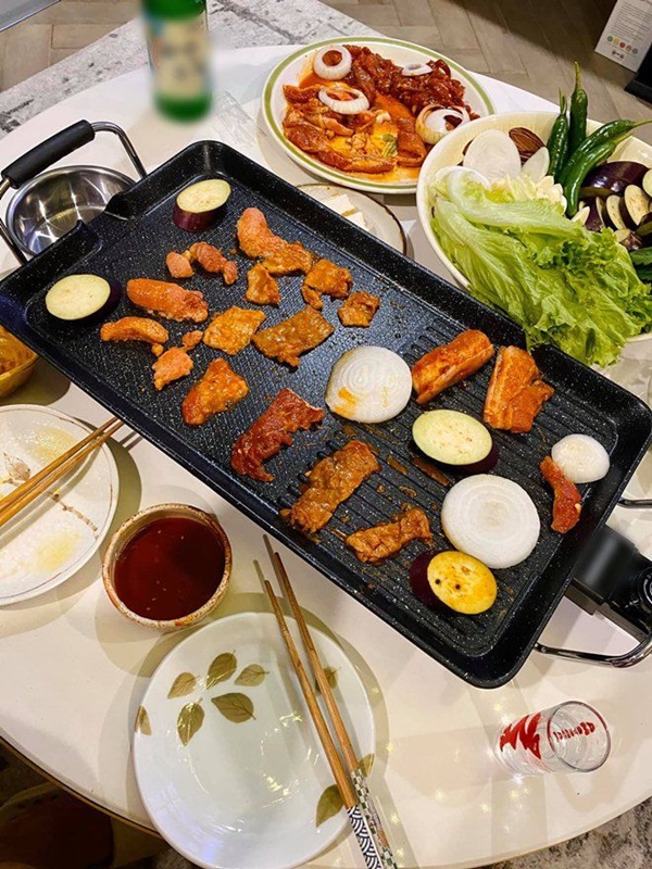 Kỳ Duyên và người tình đi siêu thị, chăm chỉ nấu ăn mùa dịch: Fan kêu khéo phải giảm cân-8