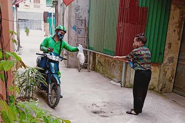 Phòng dịch, shipper dùng ô tô đồ chơi giao đồ uống cho khách, đứng cách 2m cũng phải gọi điện thoại-4