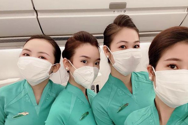 Phía sau hình ảnh người phụ nữ trong khu cách ly ở Đà Nẵng với tấm biển nhờ các anh công an mua giúp em 1 bát cháo cho em bé-11