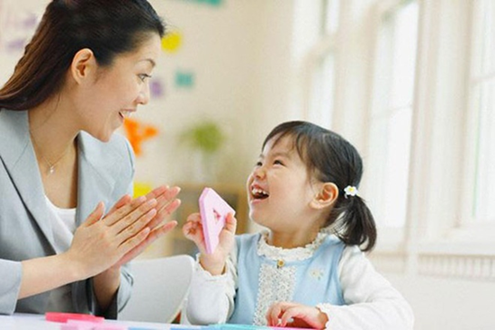 Chuyên gia gợi ý cách để trẻ không chạm tay lên mặt - hành động khiến lây lan virus COVID-19