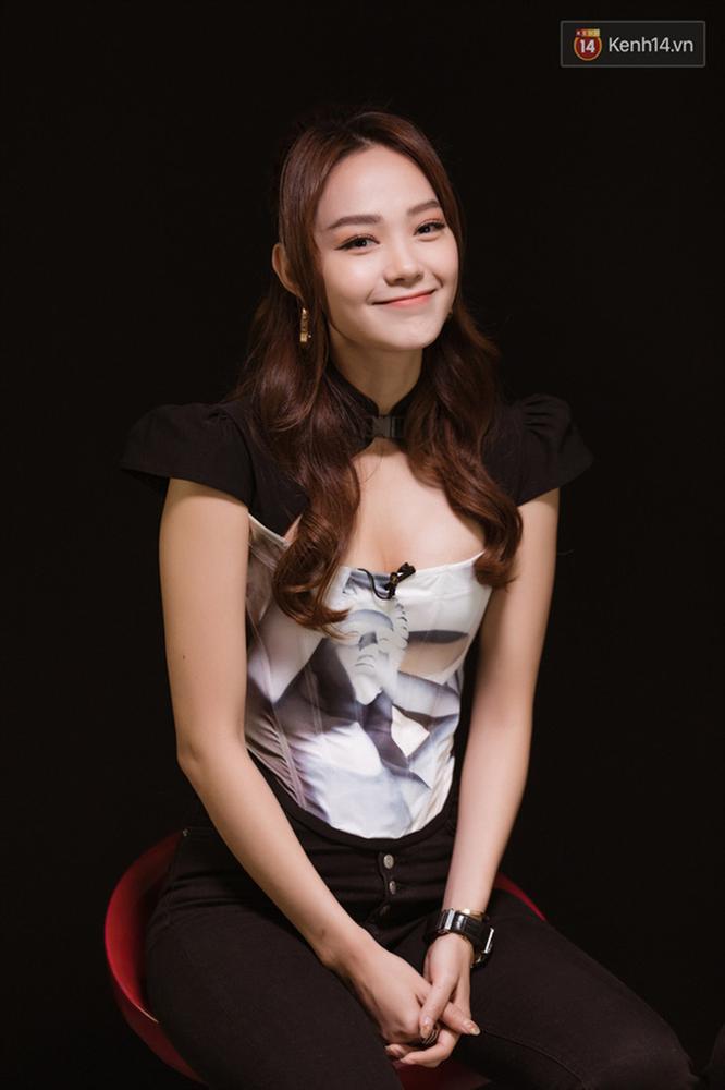 Cùng diện áo hack vòng 1, Chi Pu đã khoe 3 vòng triệt để còn lên đồ cực gắt lấn át hẳn Châu Bùi và Minh Hằng-3