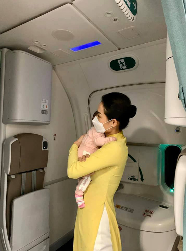Phía sau hình ảnh xúc động về nữ tiếp viên hàng không ẵm cháu bé trên chuyến bay về nước tránh dịch: Khi bế con ru con ngủ mình cảm nhận được nỗi niềm người mẹ-1