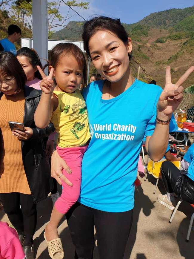 Phía sau hình ảnh xúc động về nữ tiếp viên hàng không ẵm cháu bé trên chuyến bay về nước tránh dịch: Khi bế con ru con ngủ mình cảm nhận được nỗi niềm người mẹ-2