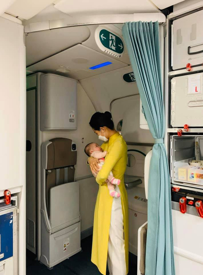 Phía sau hình ảnh xúc động về nữ tiếp viên hàng không ẵm cháu bé trên chuyến bay về nước tránh dịch: Khi bế con ru con ngủ mình cảm nhận được nỗi niềm người mẹ-3