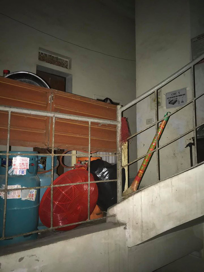 Đi ăn đêm về, thanh niên đứng hình khi thấy vật thể lạ trước cửa phòng trọ-2