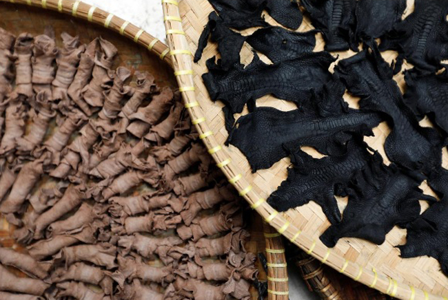 Nghe mà choáng: Giày xịn làm từ da chân gà, 10 ngày mới làm được 1 đôi-1