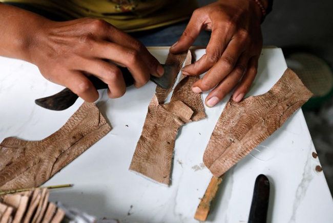 Nghe mà choáng: Giày xịn làm từ da chân gà, 10 ngày mới làm được 1 đôi-2