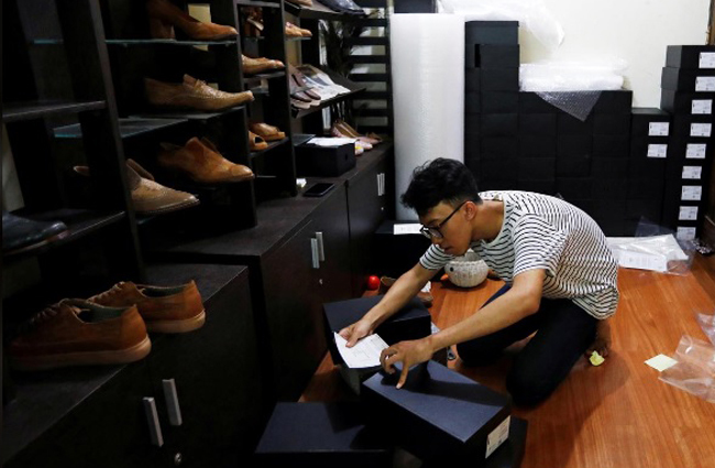 Nghe mà choáng: Giày xịn làm từ da chân gà, 10 ngày mới làm được 1 đôi-3