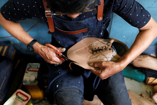 Nghe mà choáng: Giày xịn làm từ da chân gà, 10 ngày mới làm được 1 đôi-4
