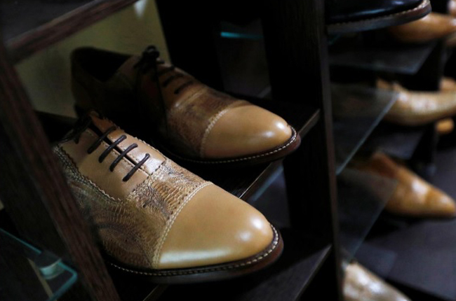 Nghe mà choáng: Giày xịn làm từ da chân gà, 10 ngày mới làm được 1 đôi-5