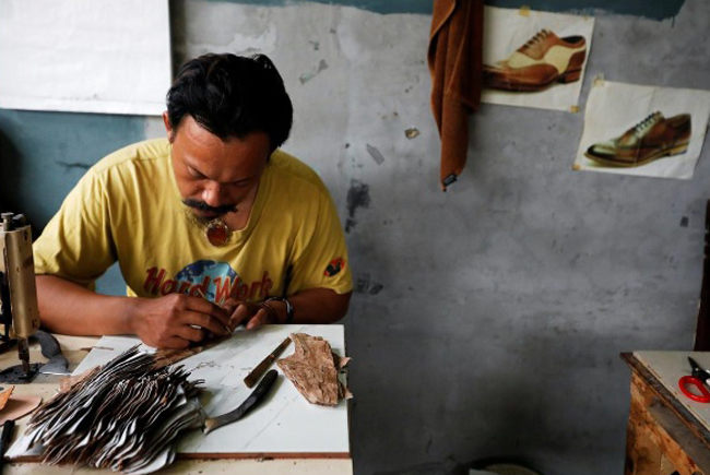 Nghe mà choáng: Giày xịn làm từ da chân gà, 10 ngày mới làm được 1 đôi-6