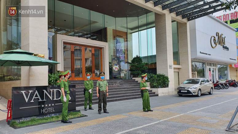 Phía sau hình ảnh người phụ nữ trong khu cách ly ở Đà Nẵng với tấm biển nhờ các anh công an mua giúp em 1 bát cháo cho em bé-1