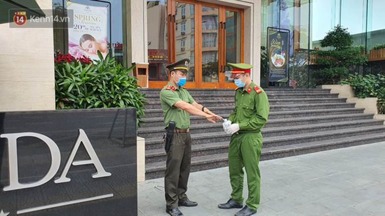 Phía sau hình ảnh người phụ nữ trong khu cách ly ở Đà Nẵng với tấm biển nhờ các anh công an mua giúp em 1 bát cháo cho em bé-4