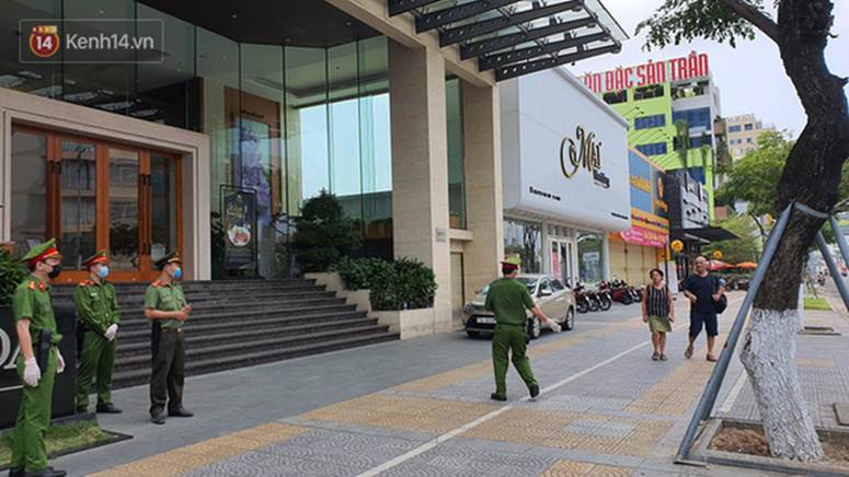 Phía sau hình ảnh người phụ nữ trong khu cách ly ở Đà Nẵng với tấm biển nhờ các anh công an mua giúp em 1 bát cháo cho em bé-5