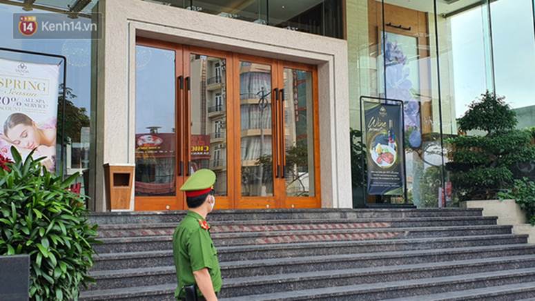 Phía sau hình ảnh người phụ nữ trong khu cách ly ở Đà Nẵng với tấm biển nhờ các anh công an mua giúp em 1 bát cháo cho em bé-6