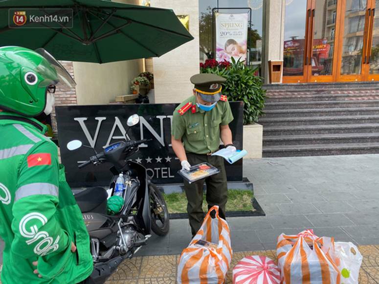 Phía sau hình ảnh người phụ nữ trong khu cách ly ở Đà Nẵng với tấm biển nhờ các anh công an mua giúp em 1 bát cháo cho em bé-7