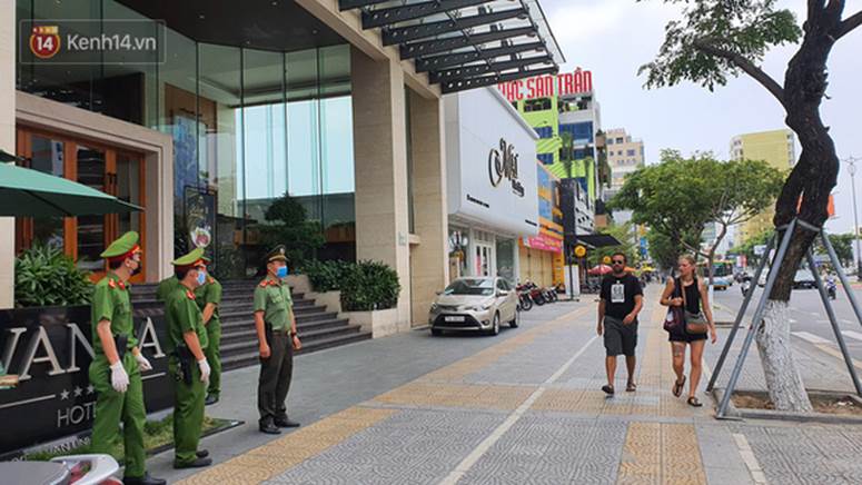 Phía sau hình ảnh người phụ nữ trong khu cách ly ở Đà Nẵng với tấm biển nhờ các anh công an mua giúp em 1 bát cháo cho em bé-10